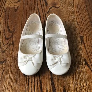 Used white patent pump, fabric bow